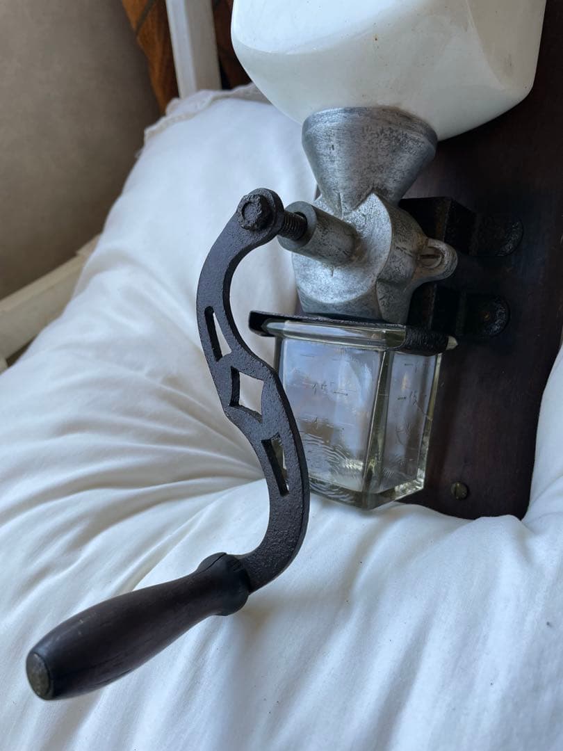 ミリカリアンティーク 壁掛け　コーヒーミル　グラインダー 陶器　ホワイト