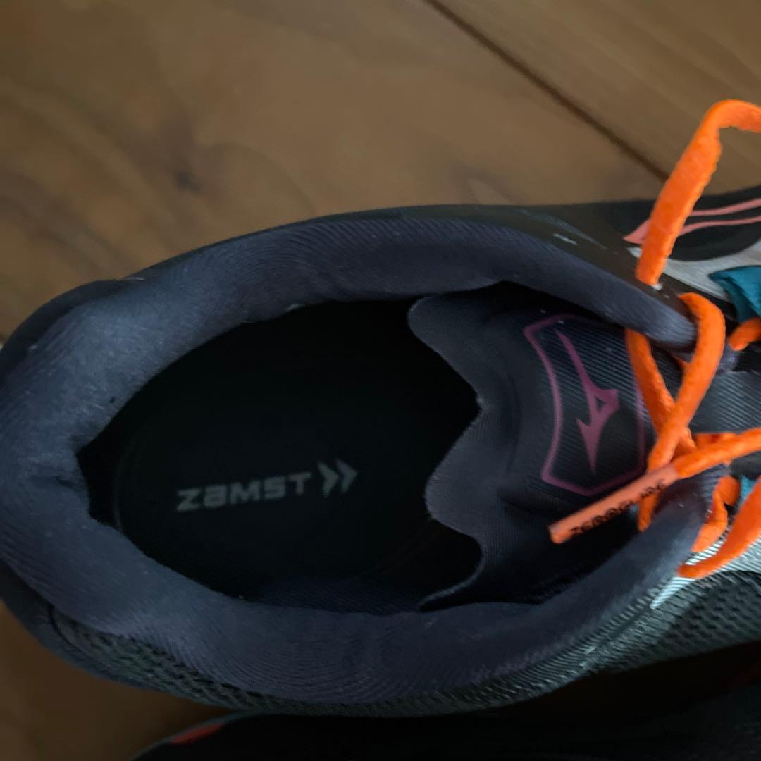 ウェーブライトニングZ8ミズノ限定カラー