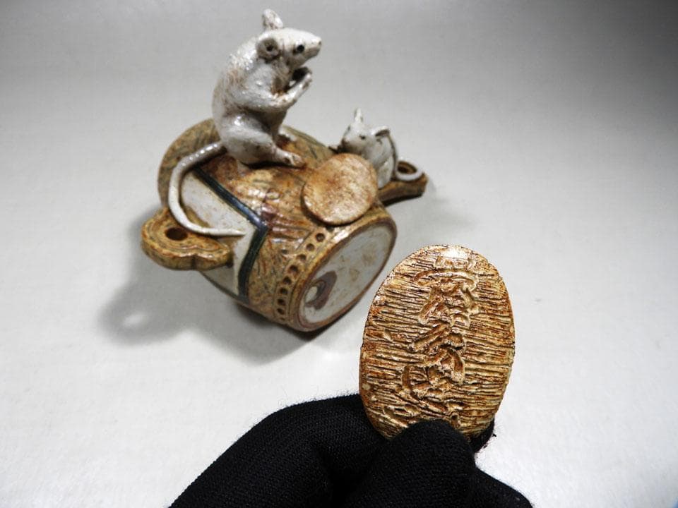 ●瀬戸焼名工 加藤進 (号 信人) 子 小槌に鼠と小判 正月にも 共布 共箱