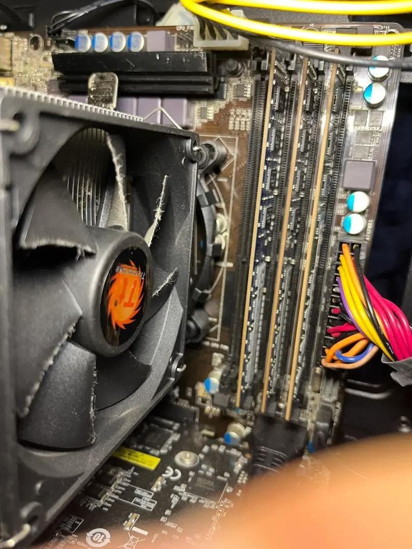 【ジャンク品】ゲーミングPC/モニタ/ワイヤレスキーボード×３など