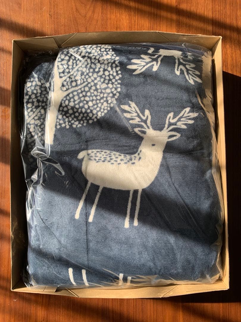 着る電気毛布 curun 鹿と木の北欧柄デザイン　180×140