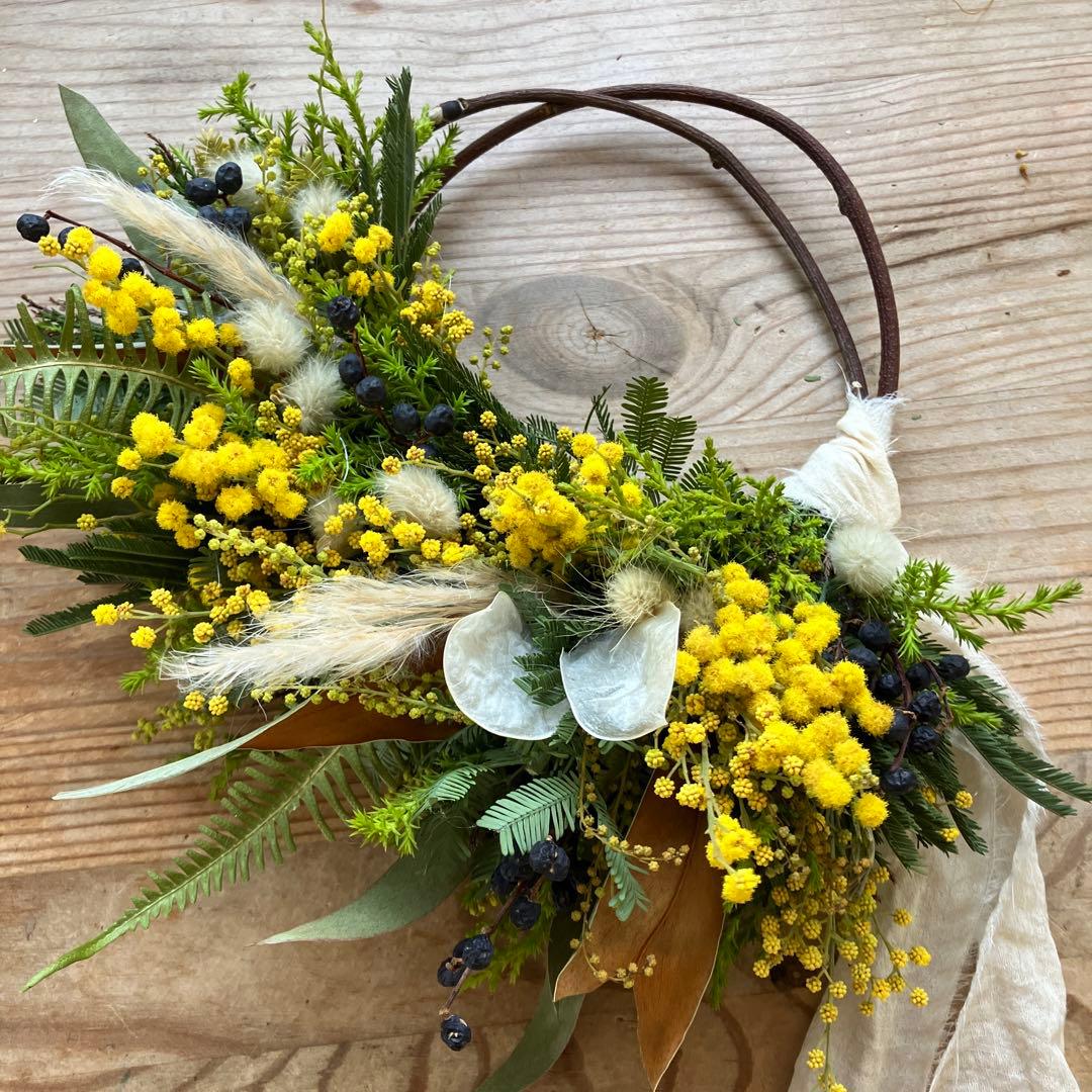 ミモザ　イタリア産ミランドールとルナリアのハーフリース　グレビレア　春