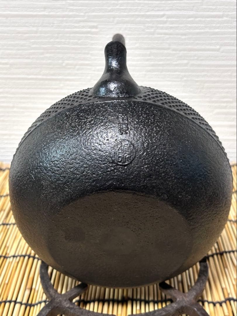 未使用、保管品　南部伝統工芸士 及川寛治作　１５型姥口アラレ　南部鉄瓶　南部鉄器