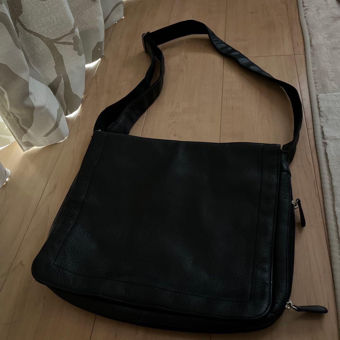 大セール！新品同様。男性用の本革ショルダーバッグ