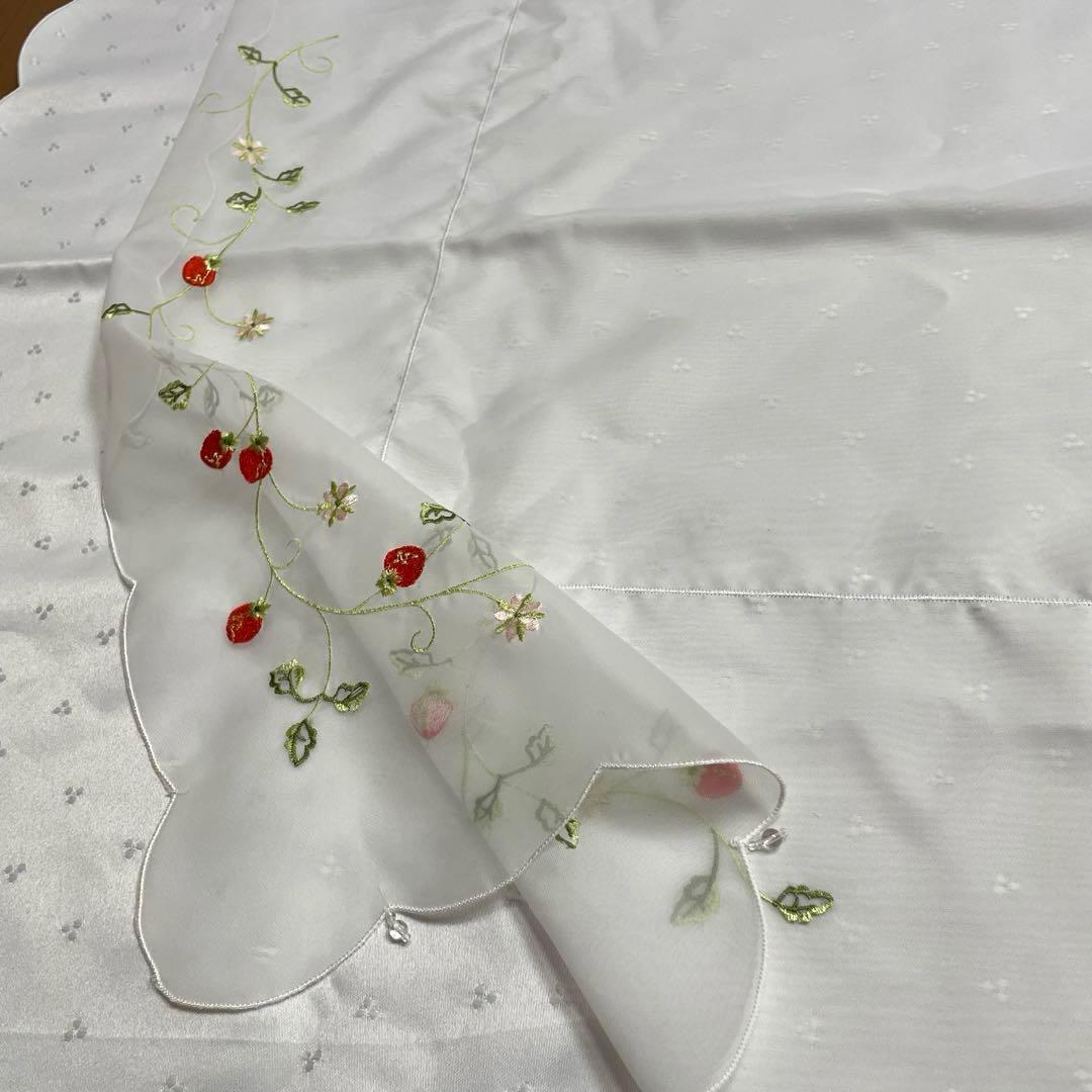 テーブルクロス　イチゴの刺繍　大判　花柄　レース