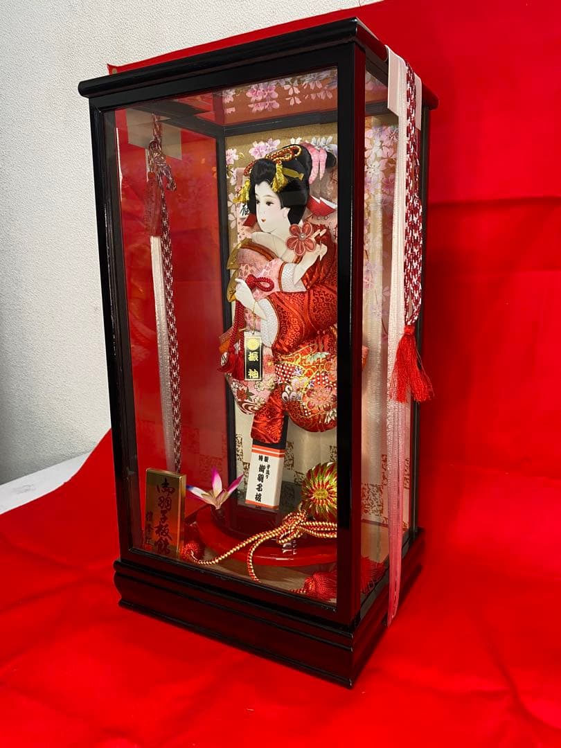 羽子板振袖刺繍金彩ガラスケース１３号・サイズ間口約２８×奥行約２３×高さ約５５㎝