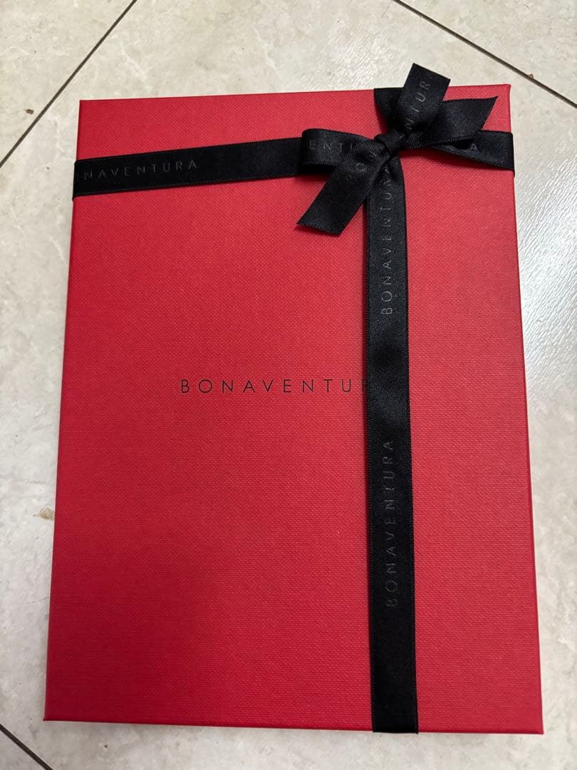 ボナベンチュラiPhone15ハンドル付スマホケース刻印入グレージュシェル