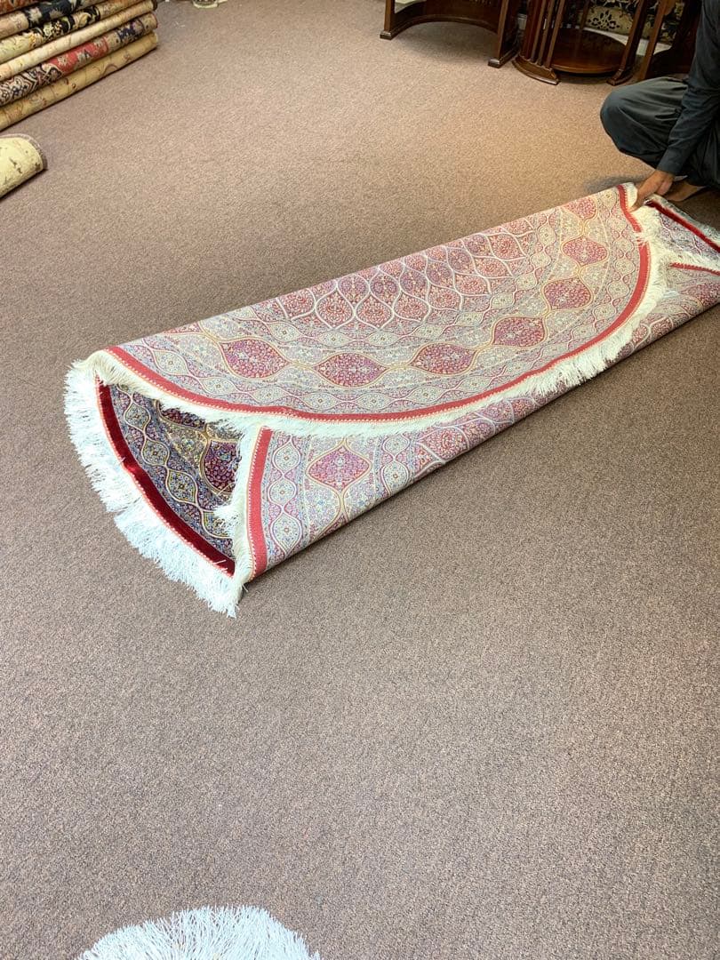 ペルシャ、イラン、シルクラウンドラグ/サイズ：203cm…. .77pm。