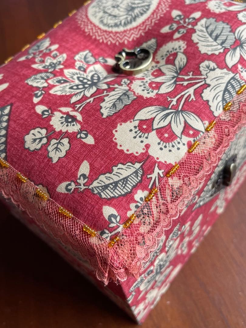 カルトナージュ裁縫箱(中)イギリス生地　アンティークレースとビーズ