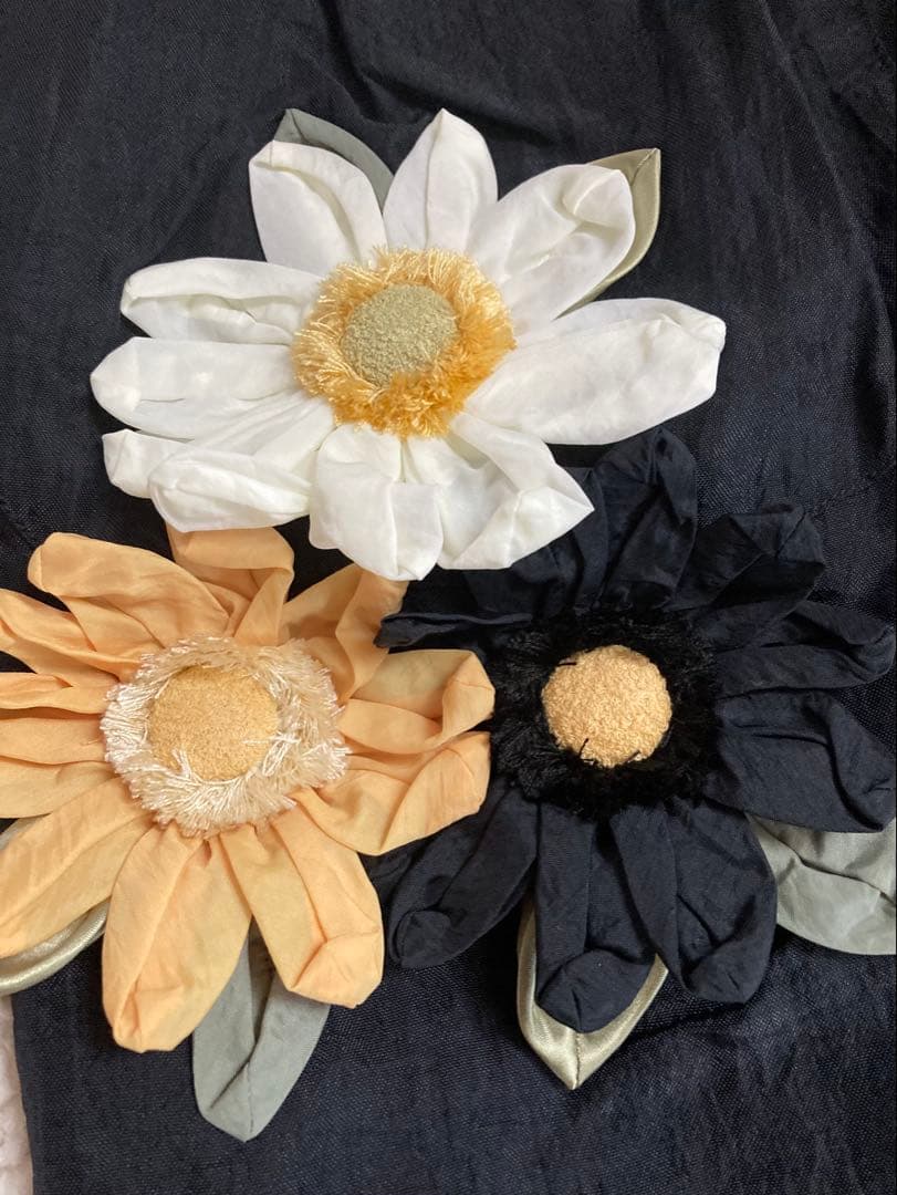 ポテチーノ　さえら　アキアカネ 大人気ガーベラ付 エプロン ブラック