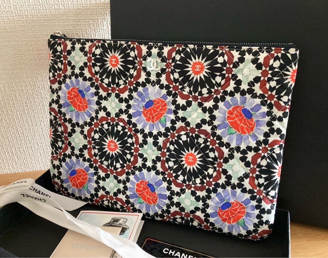 美品　CHANEL シャネル　クラッチバッグ　ドバイ限定