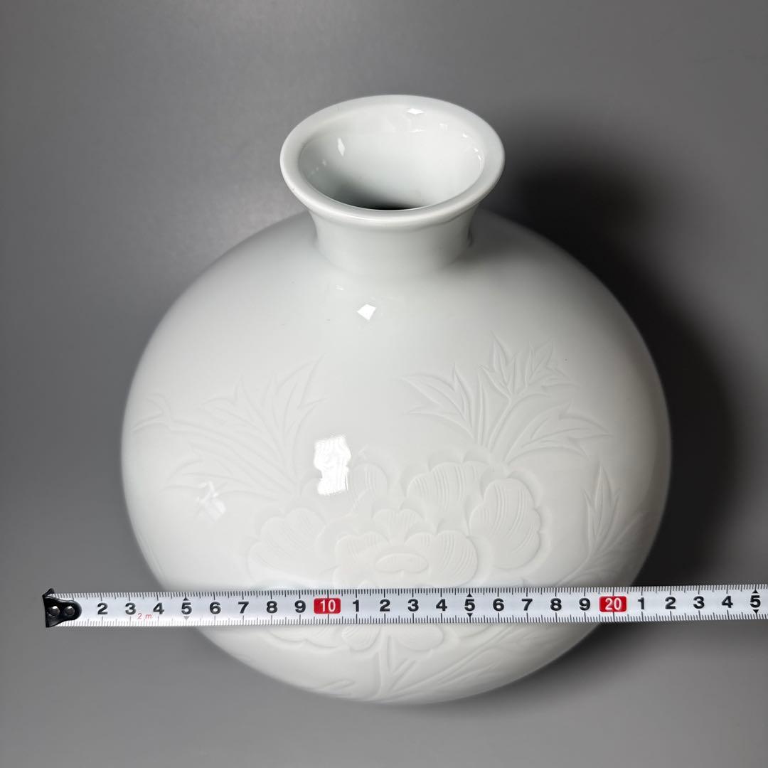 M*a様 人間国宝　井上萬二　白磁牡丹彫文花瓶　大作　胴径約26cm　特注箱　1