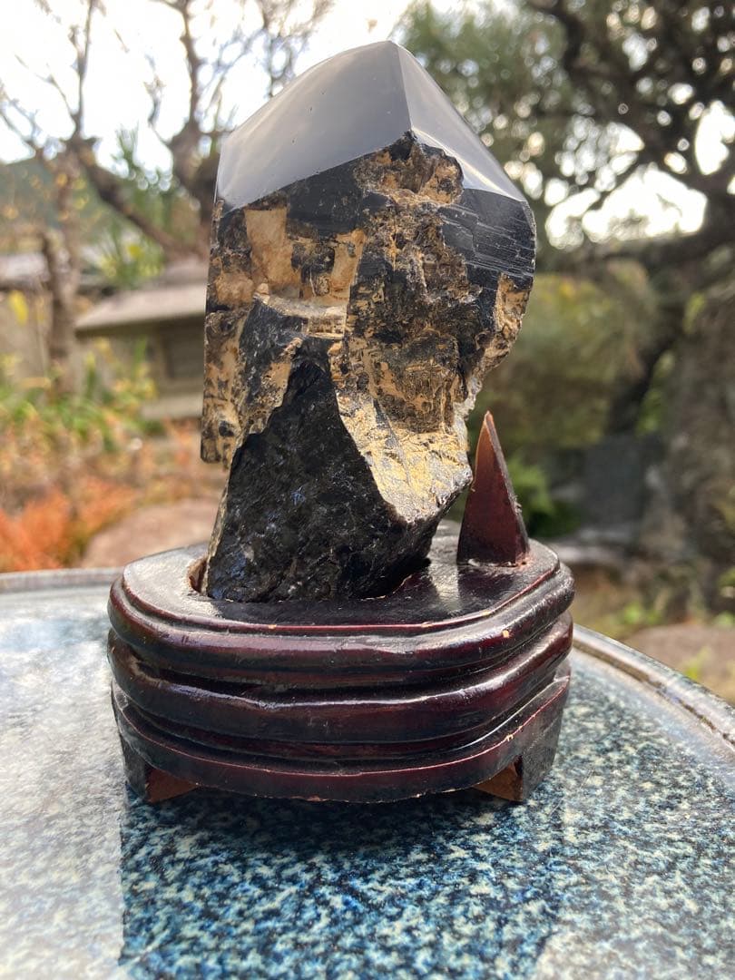 天然石 黒色結晶 木製台座付き