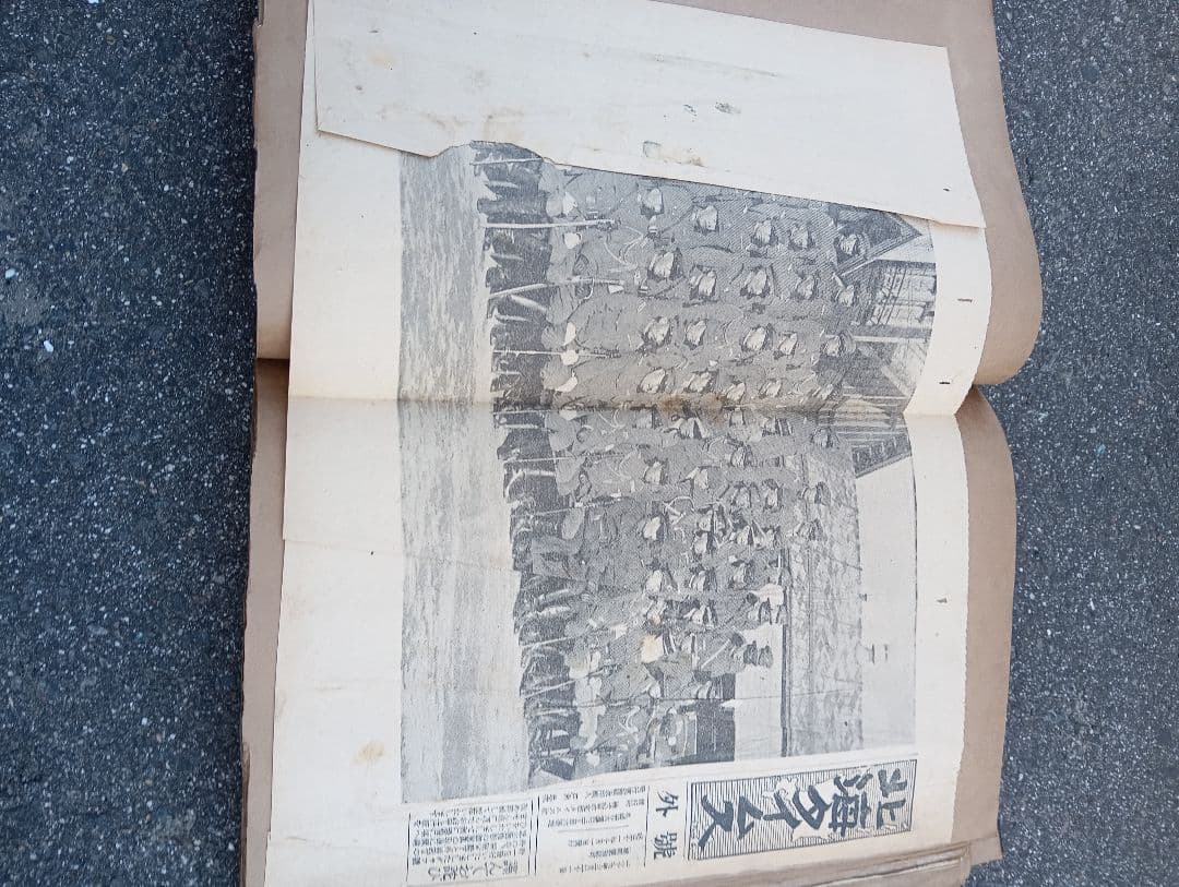 満州の古い写真８１枚、新聞の切抜２８枚が、貼り付け、建築　死体、自動車、戦闘機