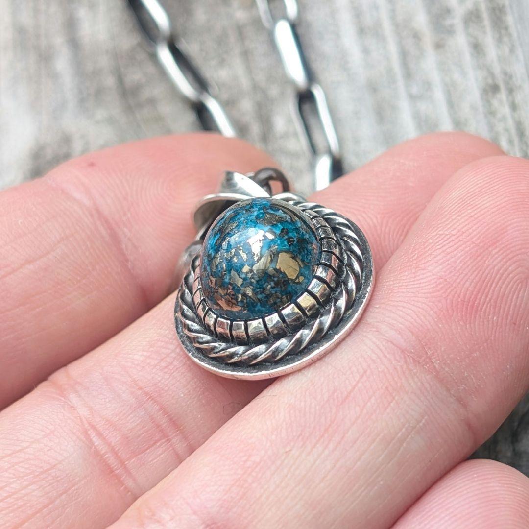 ハンドメイドのターコイズトップ　インディアンジュエリー風　　ネックレストップ