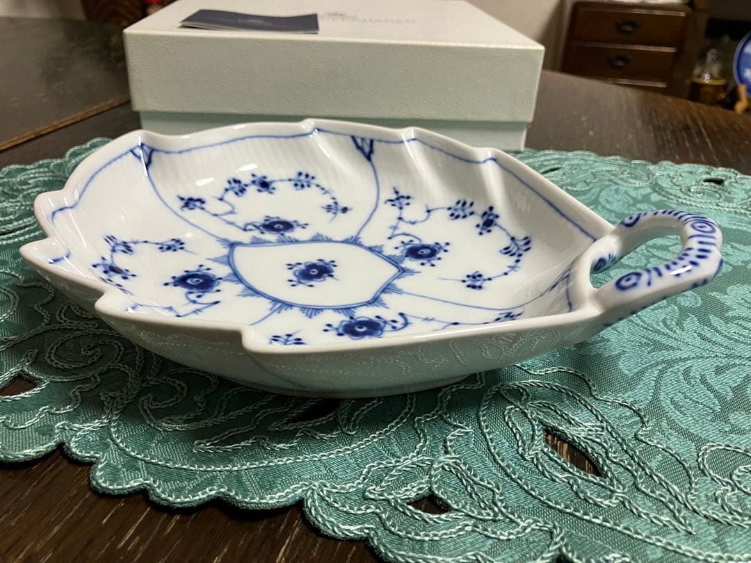 ロイヤルコペンハーゲン ブルーフルーテッドハーフ　リーフ型ディッシュ