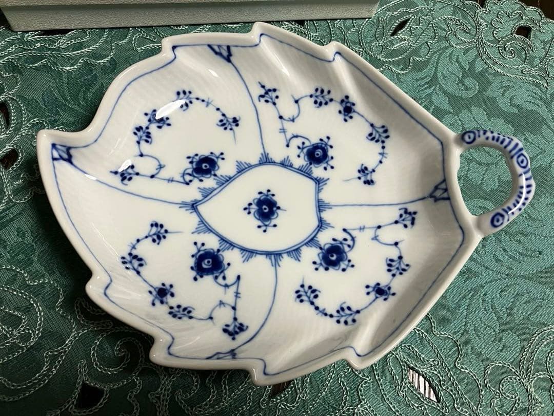 ロイヤルコペンハーゲン ブルーフルーテッドハーフ　リーフ型ディッシュ