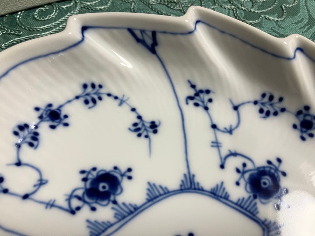 ロイヤルコペンハーゲン ブルーフルーテッドハーフ　リーフ型ディッシュ