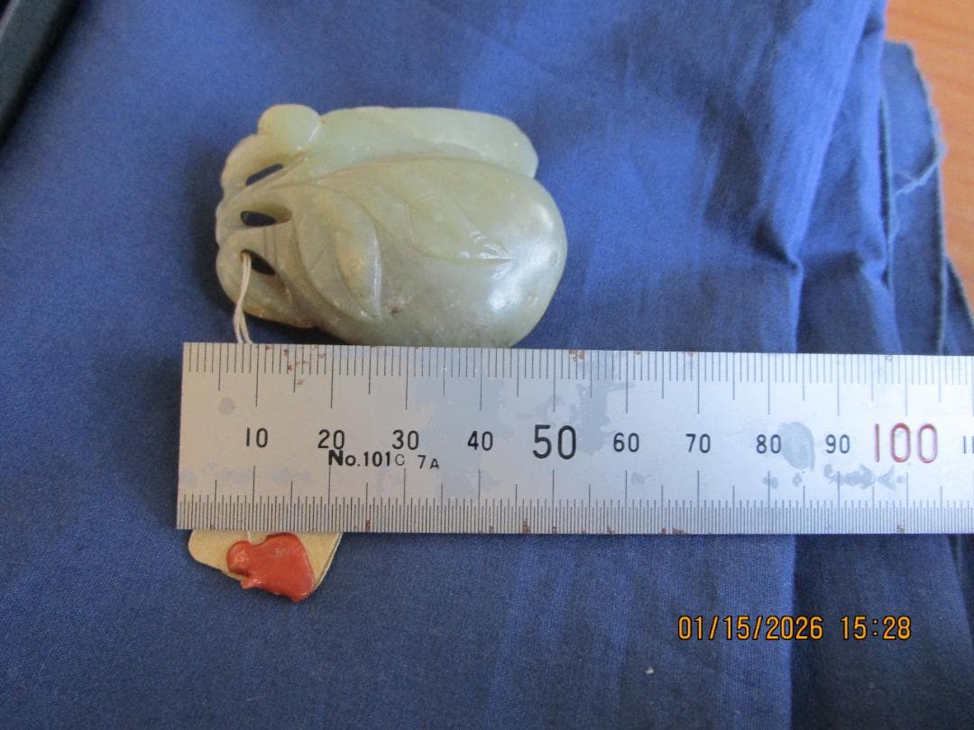 中国　玉　石細工　彫り物　根付　当時の札付き　翡翠【?】 工芸品