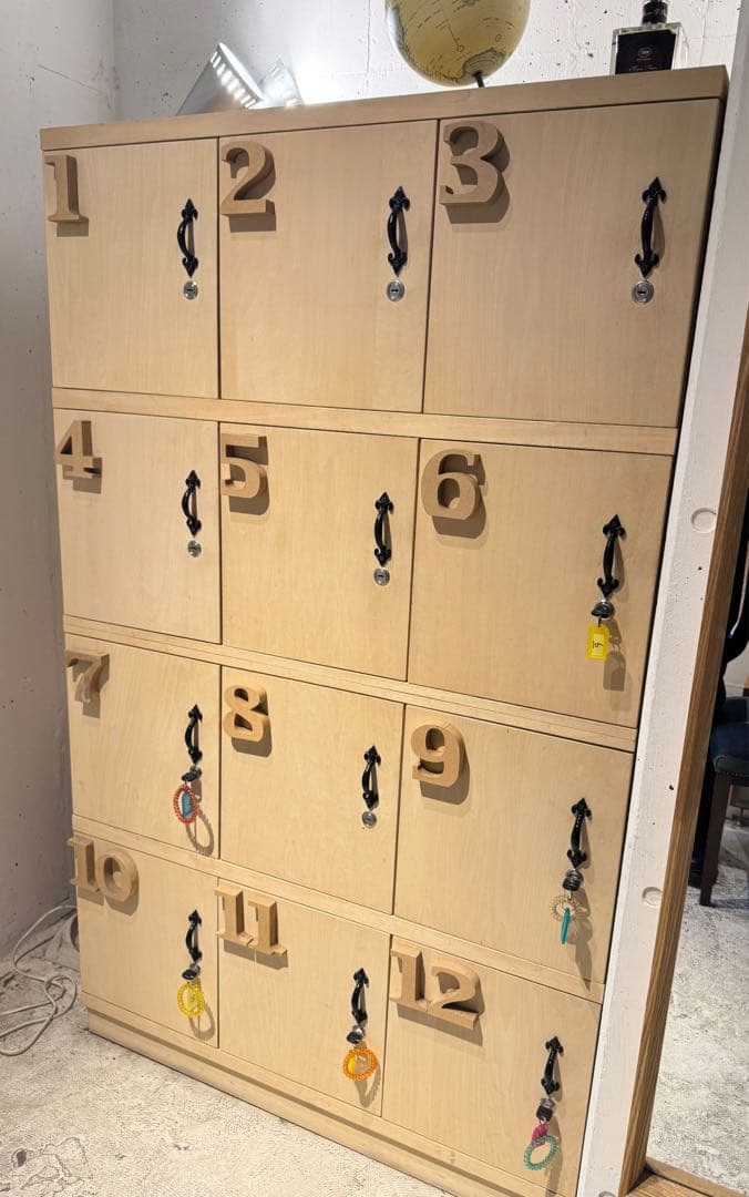 木製収納ロッカー 12個の扉付き　鍵付き