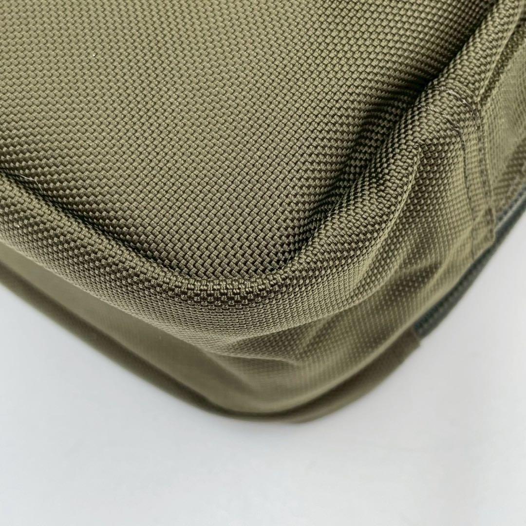 極美品　ブリーフィング　ショルダーバッグ　ナイロン　多機能収納　オリーブ