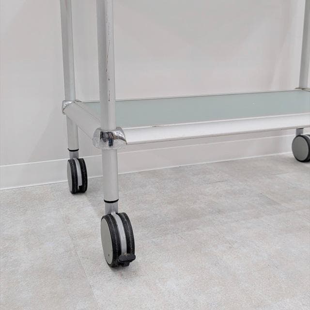 guzziniヘルシンキハイシェルフ（キャスター付き）