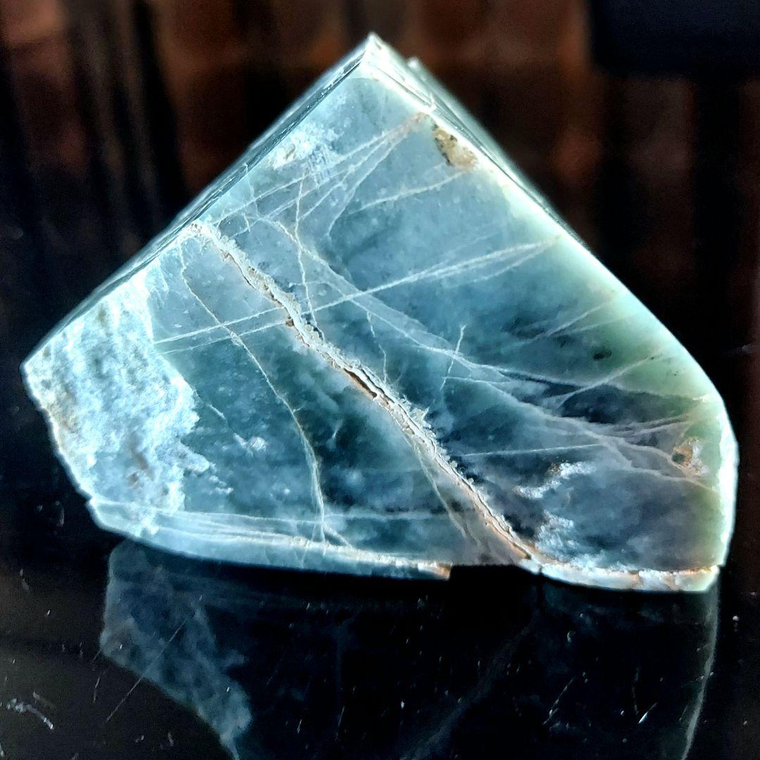 希少！ 産出量の少ない グアテマラ翡翠 JADEITE 原石 多面磨き 452