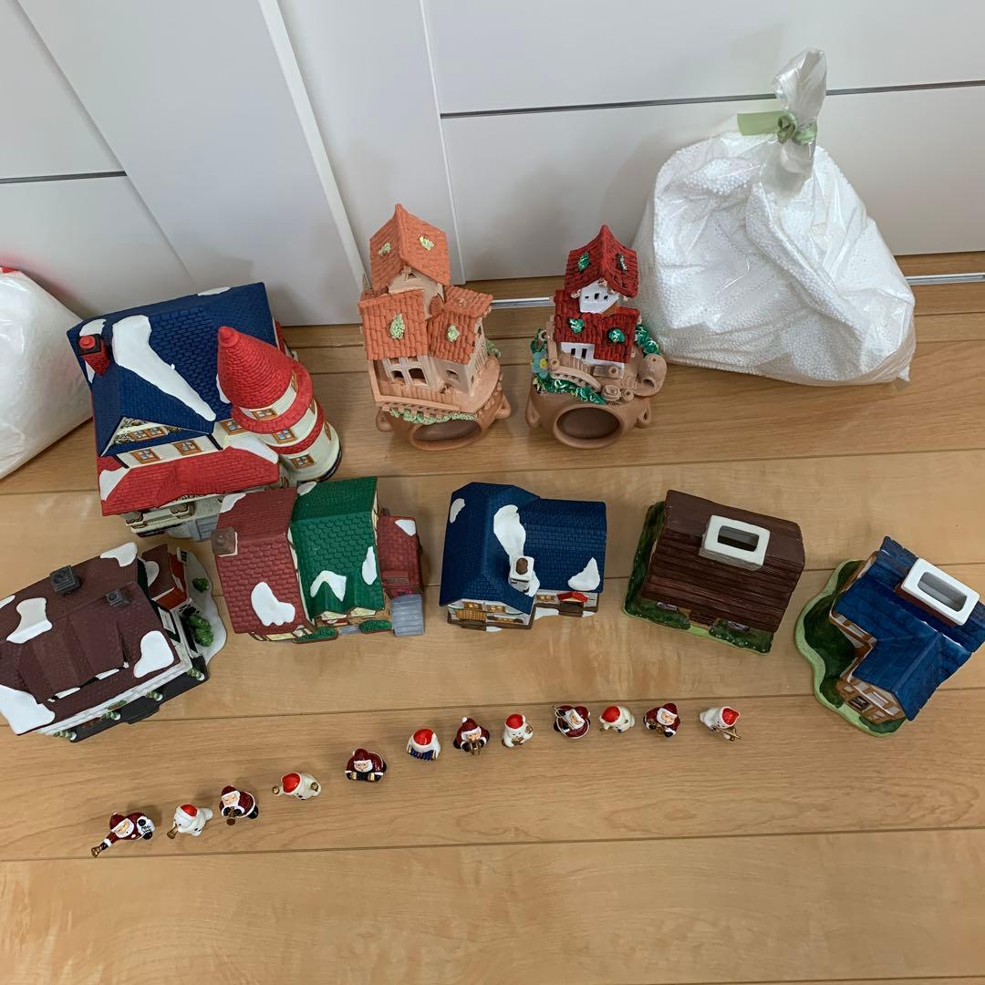 ミニチュアハウスクリスマスディスプレー　陶器のお家　雪の粉付き