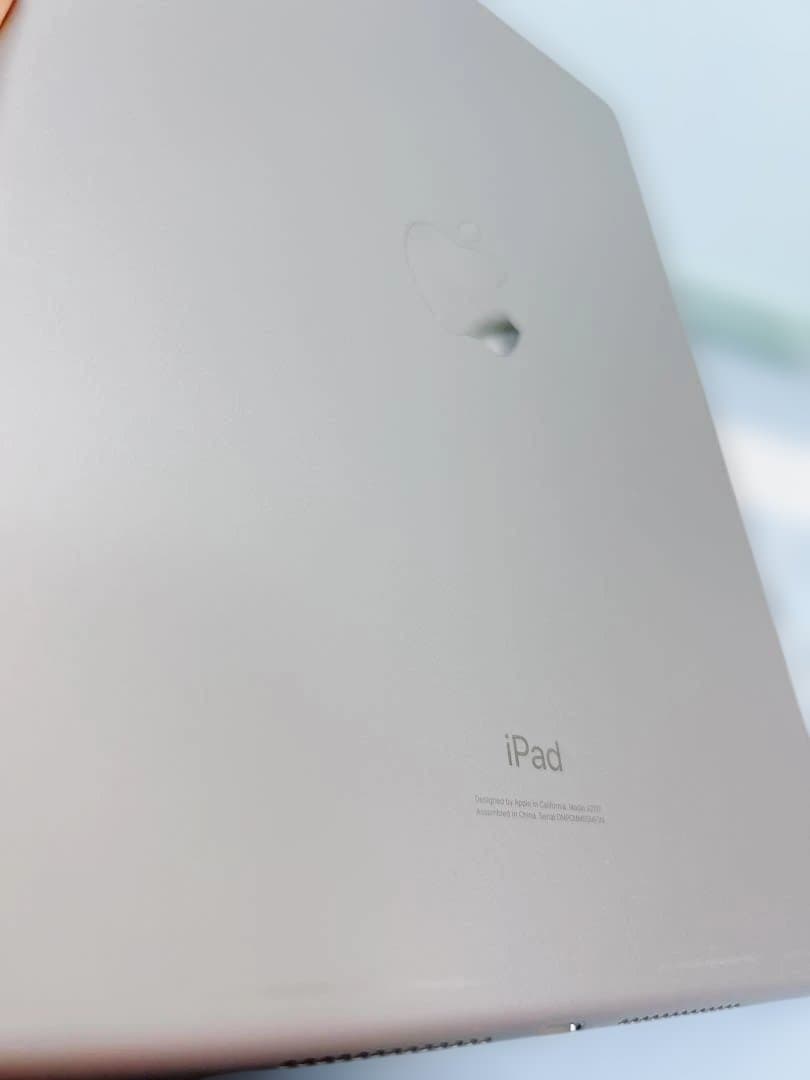 【中古品】Apple iPad 第7世代　カバーキーボード付