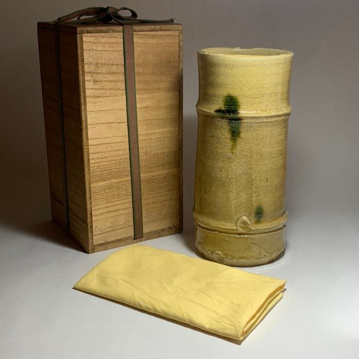 ◆ 五代 加藤幸兵衛 本人作 黄瀬竹形花瓶 黄瀬戸 四方桟共箱 本物保証◆