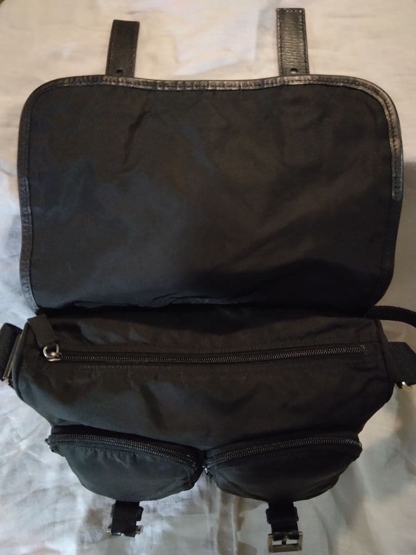 PRADA ショルダーバッグ 三角ロゴプレート ナイロン レザー 黒