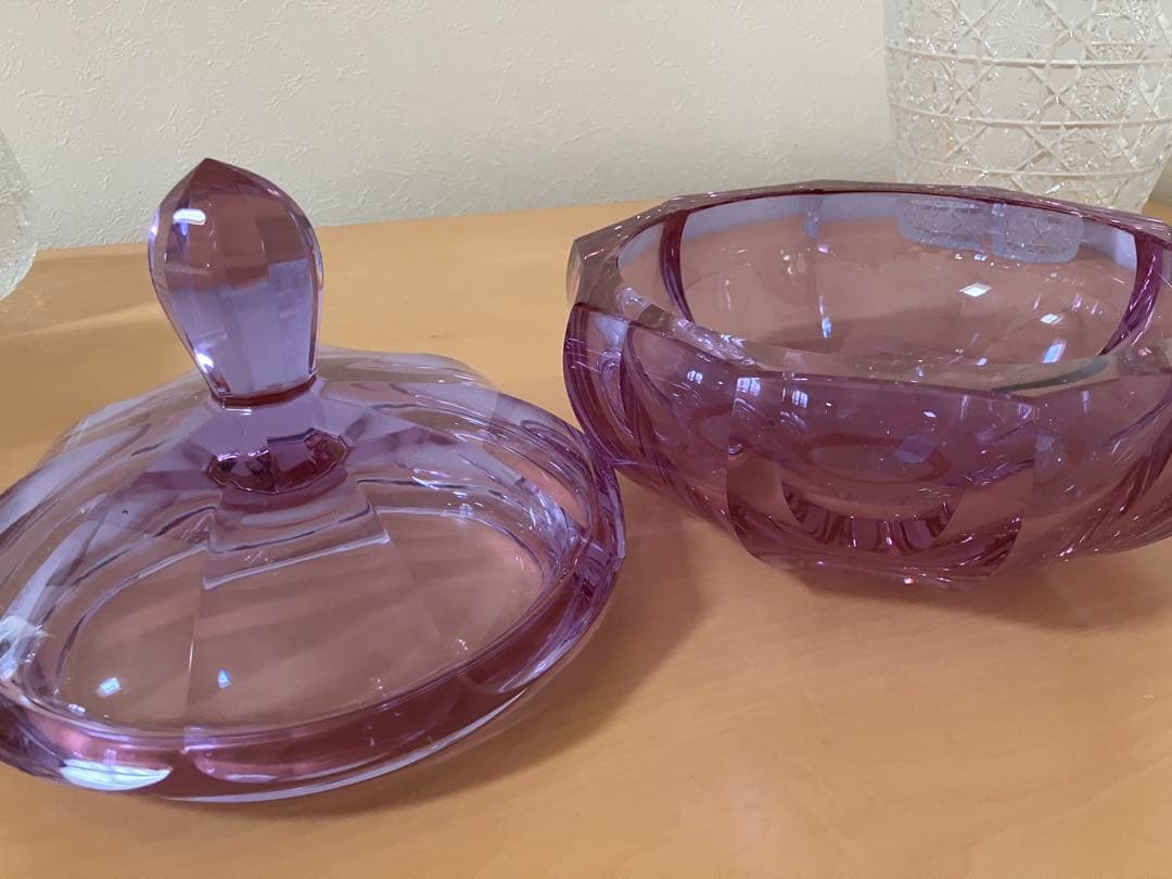 ボヘミアガラス、モーゼル工房、紫色 蓋付き容器　伝統工芸品