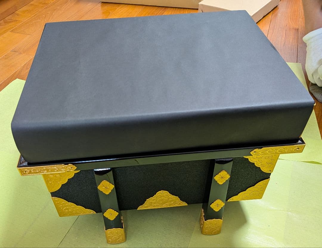 五月人形平飾り　武人作8号　木彫箔押竜　朱赤糸縅　屏風セット