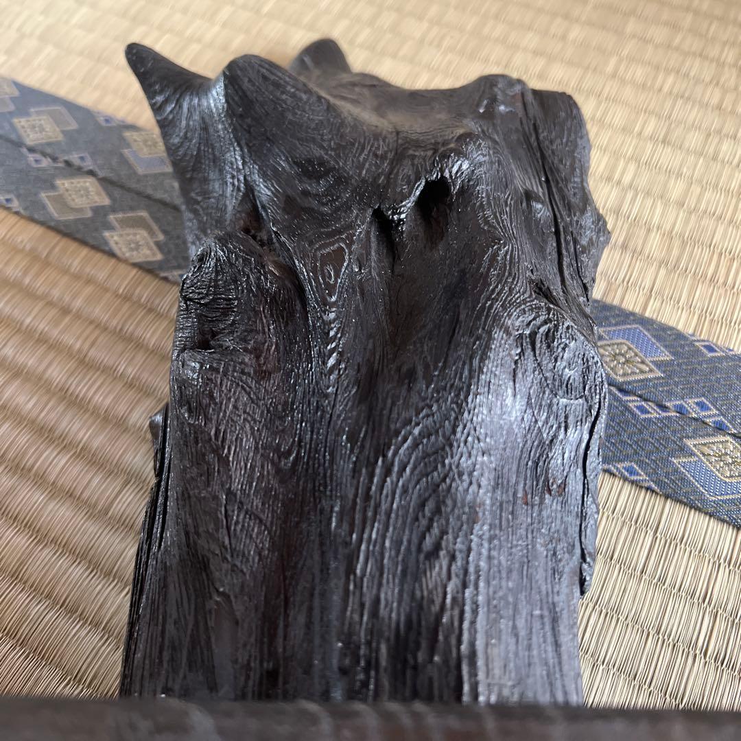 黒い木製の抽象彫刻