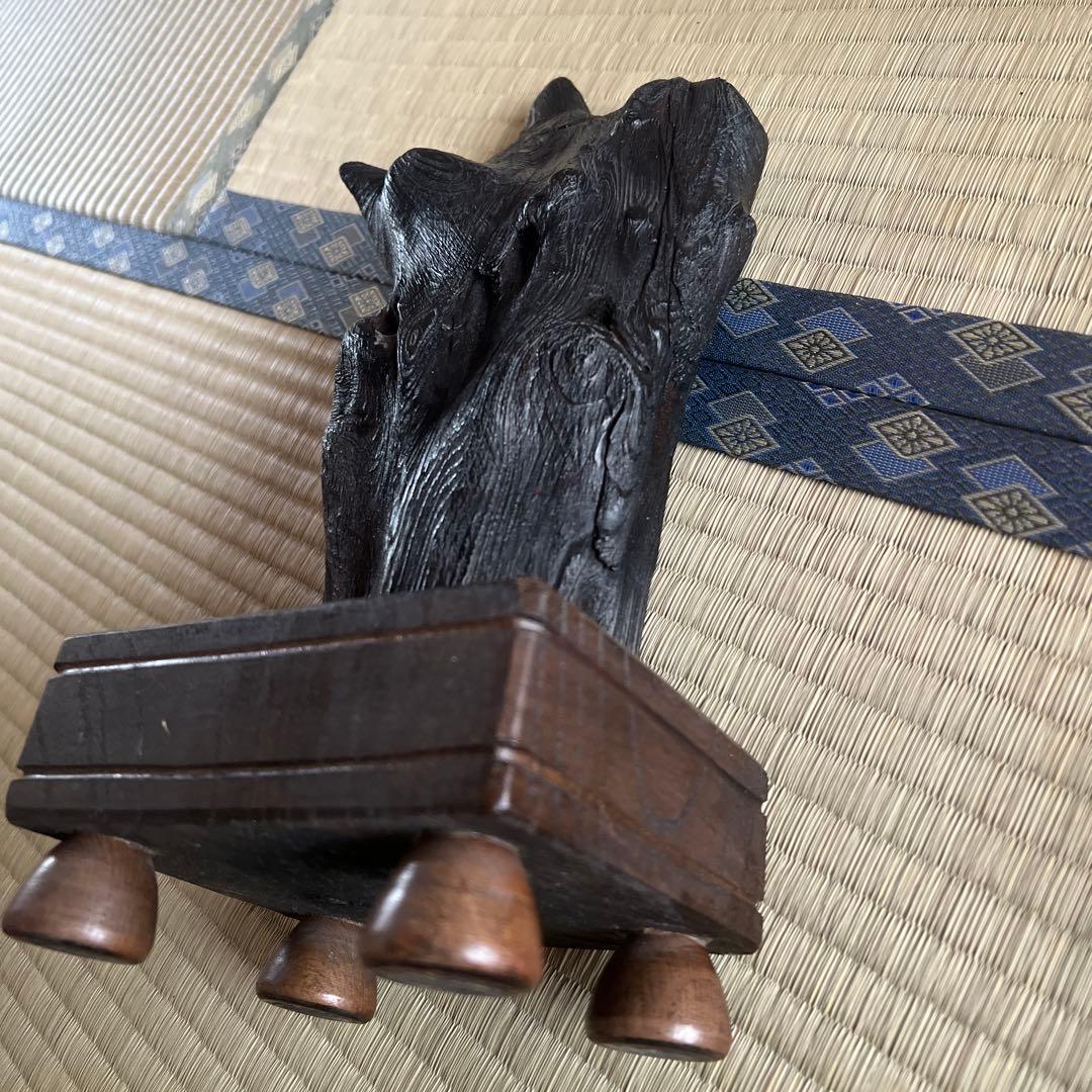 黒い木製の抽象彫刻