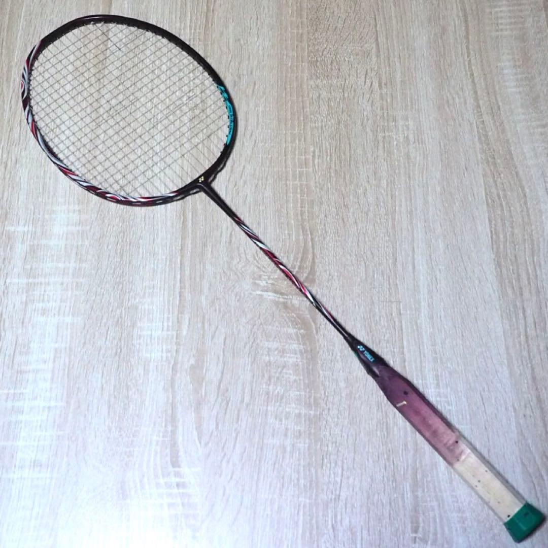 ヨネックス　クレナイ　YONEX アストロクス100ZZ 4UG5 AX 紅