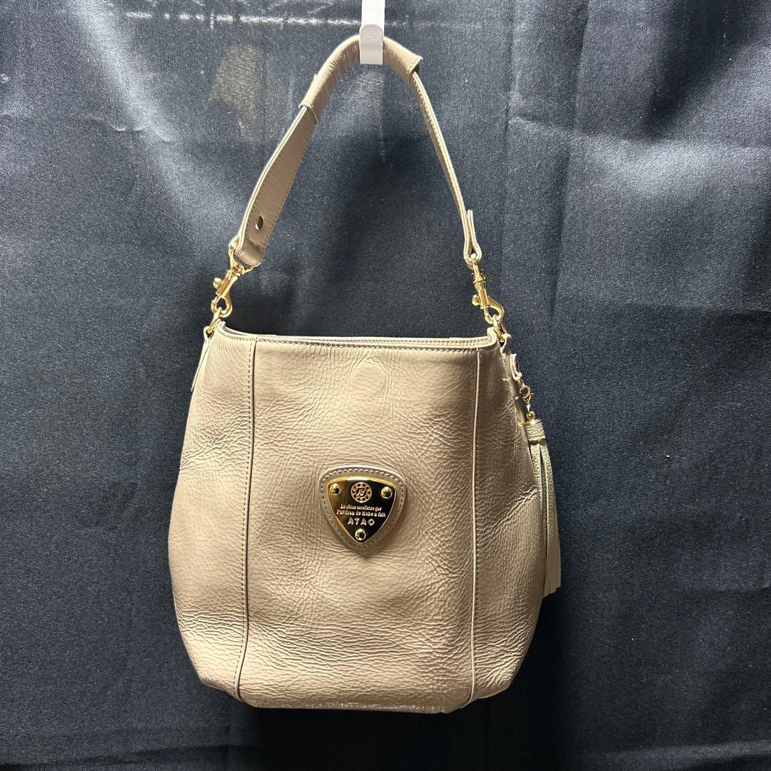美品 ATAO光沢ショルダーバッグ タッセル付き グレージュ