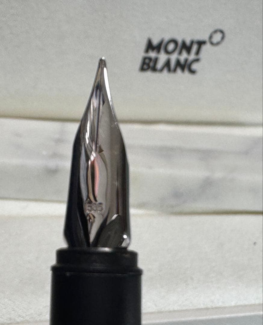 【極美品】モンブラン No1124 万年筆 漆黒ロードナイト鉱加工 万年筆