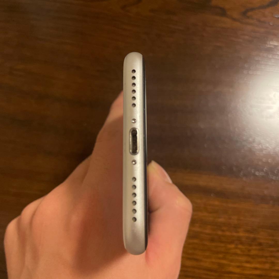 iPhone SE 第2世代　64GB ホワイト　最新iOS18 SIMフリー