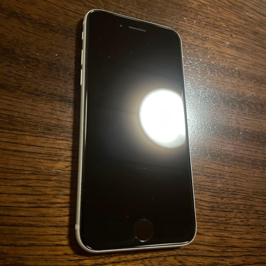 iPhone SE 第2世代　64GB ホワイト　最新iOS18 SIMフリー