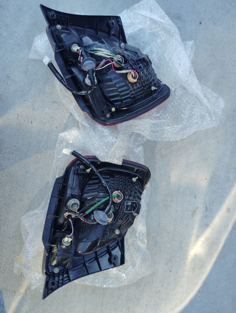 れいぶん様 16アリスト 後期テールランプ外側 訳あり