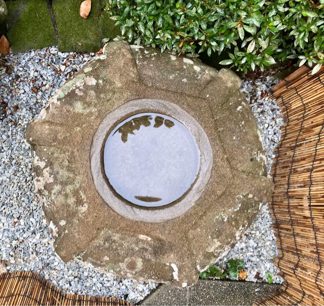 【天然石・蹲・見立て笠型水鉢・手水鉢・庭石３６kg】庭石オブジェ箱庭バードバス