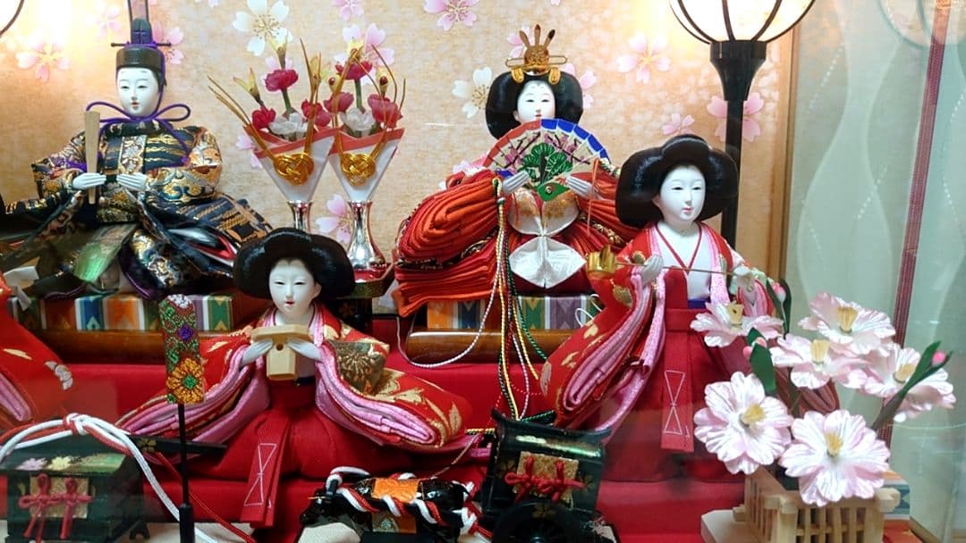 伝統的な雛人形 ガラスケース付き