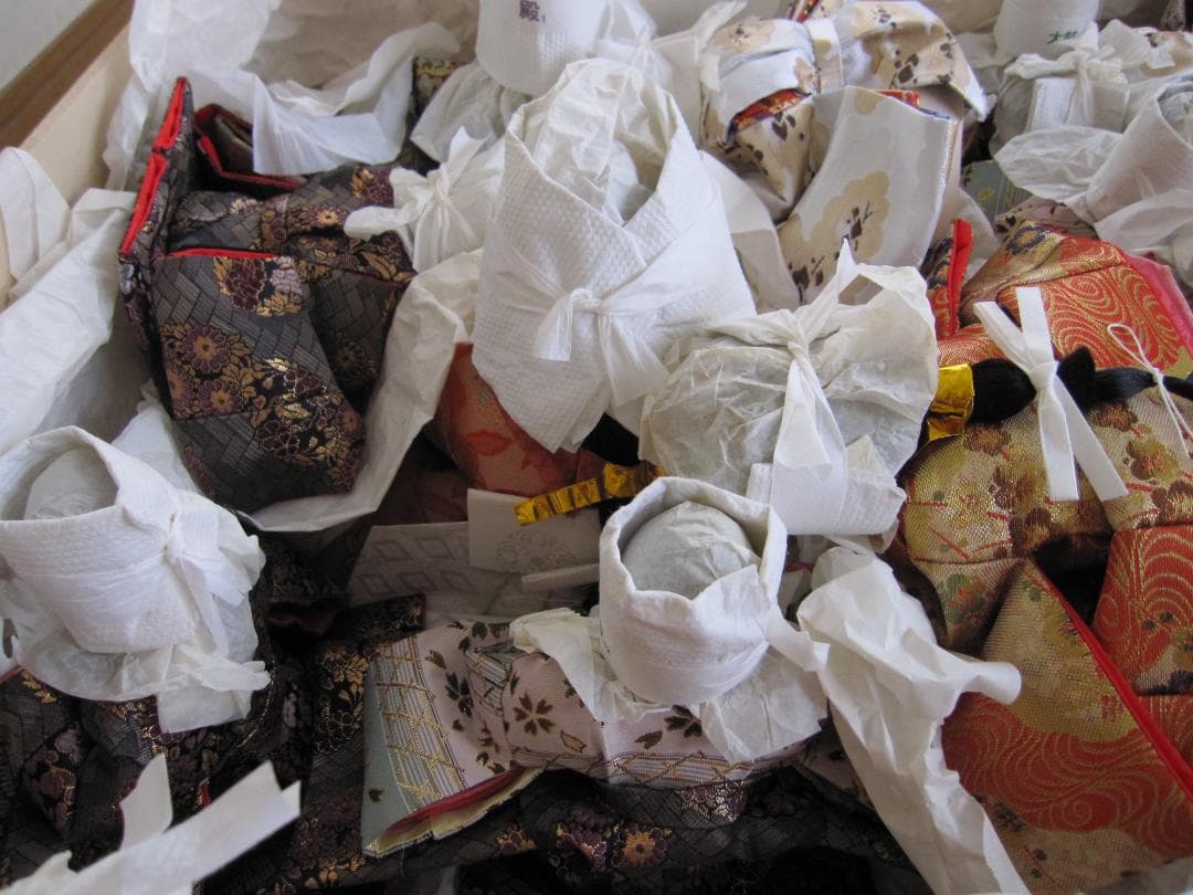 ② 雛人形　七段飾り（雛人形、御屛風、毛氈）