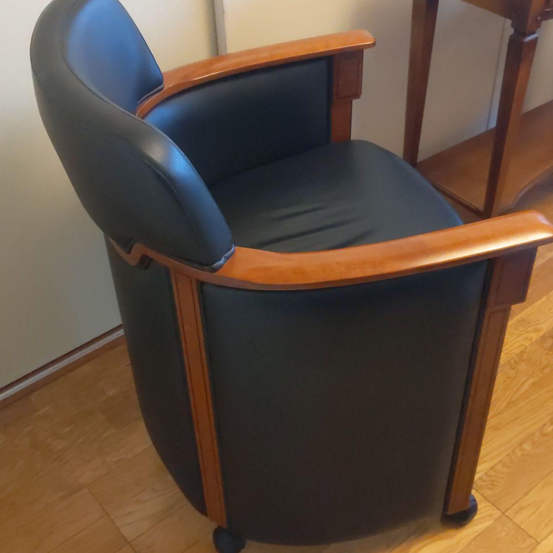 素晴らしい革質のイタリアチェア