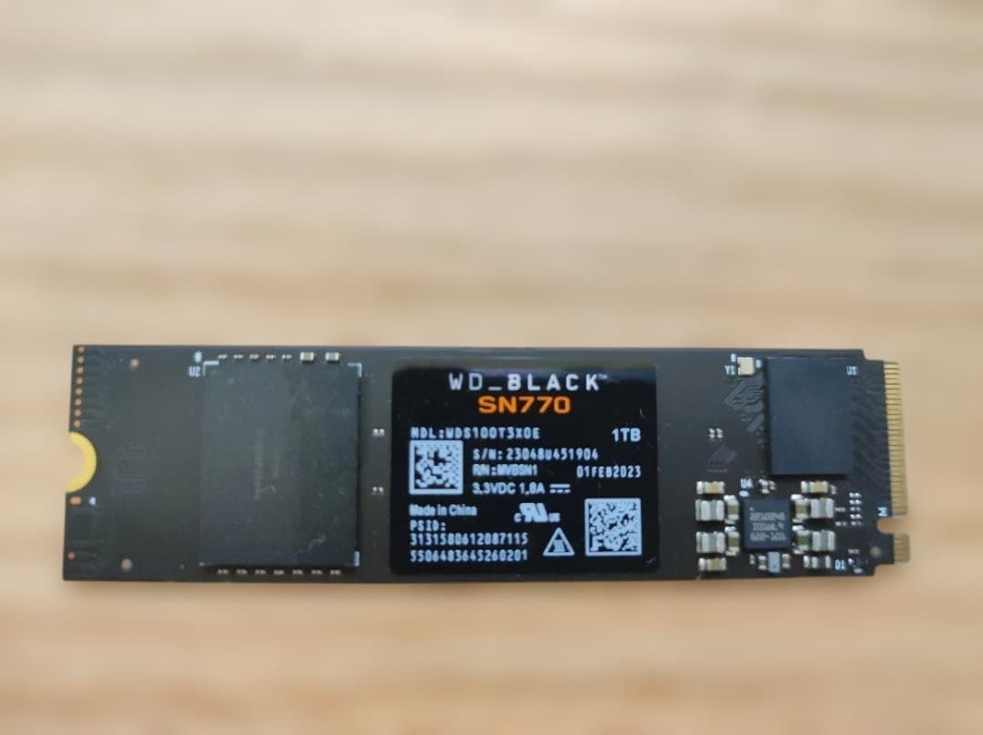 美品:WD BLACK SN770 1TB NVMe SSD