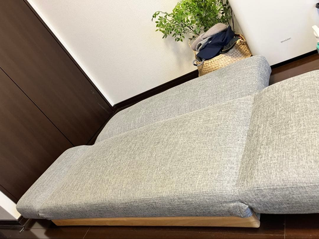 グレー ボタン付きソファ 木製フレーム
