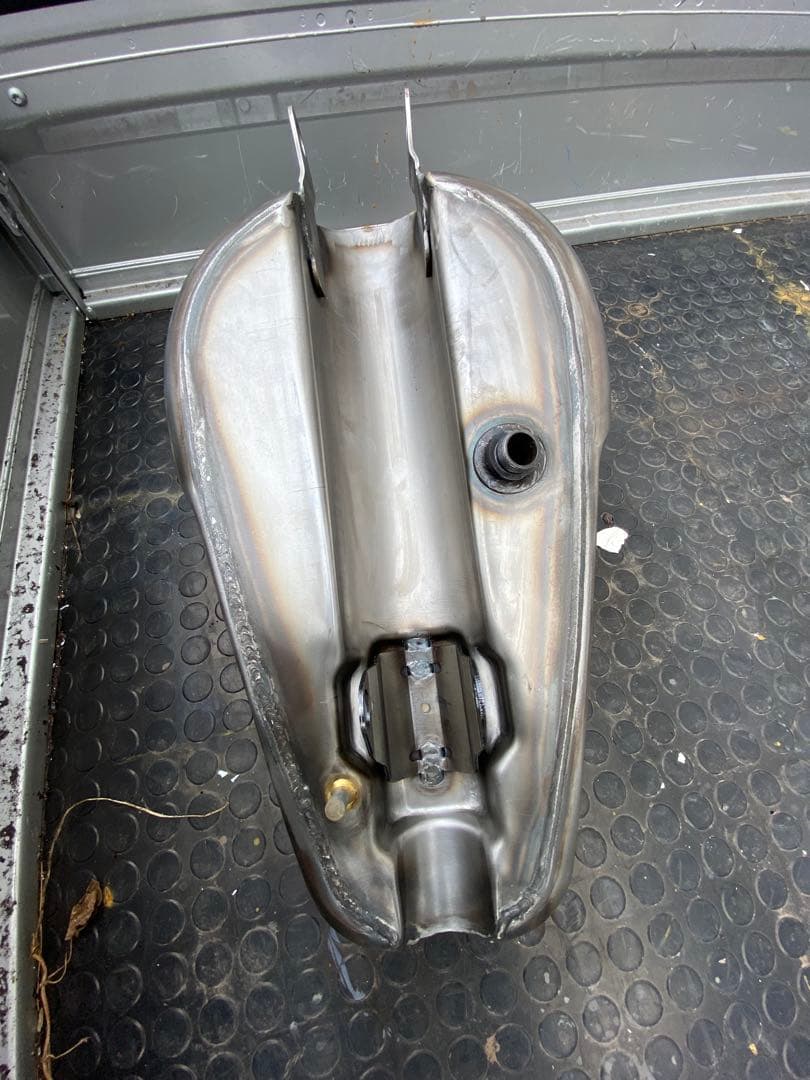 ハーレー　スポーツスター　キャブ用レガシータンク新品未使用小凹みあり　カスタム用