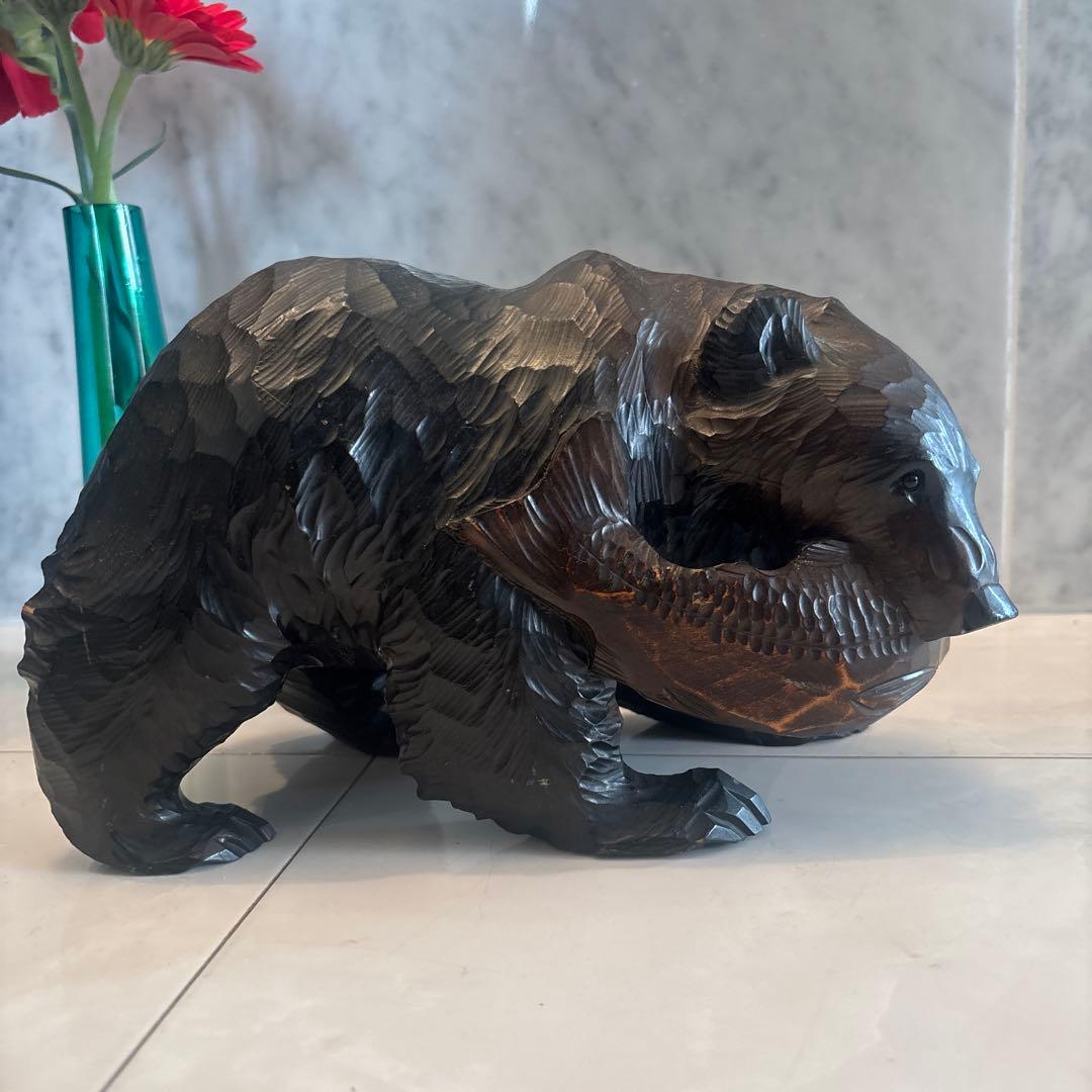 アイヌ名門堀井一族が手掛けたガラスの瞳で彫りや塗りが一級品のクマ