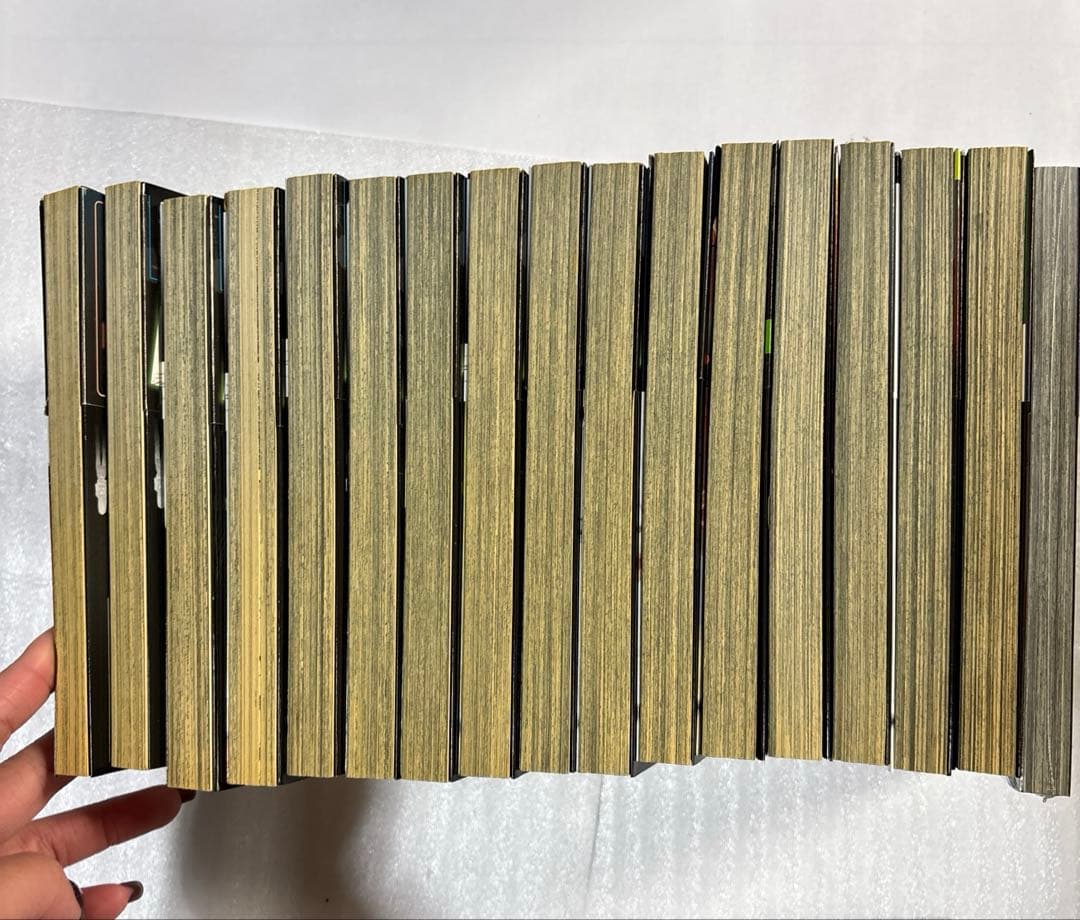 進撃の巨人　漫画1〜17巻　　DVD4本